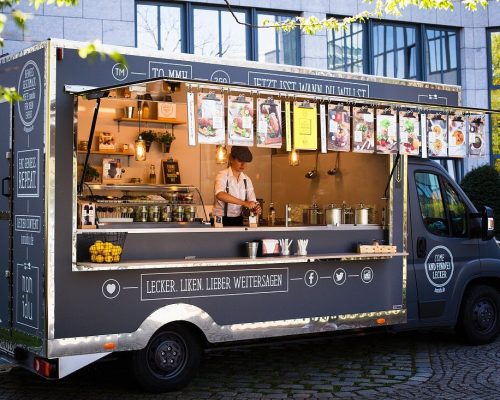 Food Truck mit verschiedenen Snacks in einem Innenhof